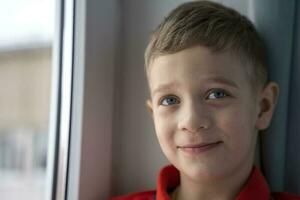 portrait de une charmant peu caucasien enfant d'âge préscolaire garçon photo