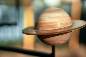 une maquette de le planète Saturne avec une système de anneaux autour il photo