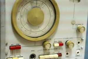 réglage échelle de une ancien radio destinataire. un vieux radio de le passé photo