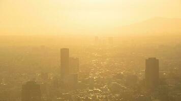 brumeux Matin dans le ville dans Japon photo