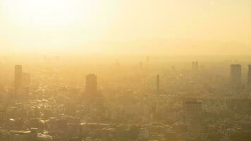 brumeux Matin dans le ville dans Japon photo