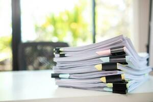 femme d'affaires mains travail sur piles de papier les documents à chercher et la revue les documents empilé sur table avant Envoi en cours leur à planche de réalisateurs à utilisation correct les documents dans réunion avec homme d'affaire photo