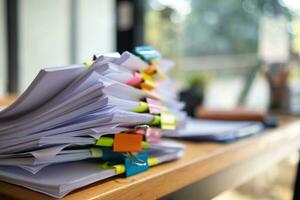 femme d'affaires mains travail sur piles de papier les documents à chercher et la revue les documents empilé sur table avant Envoi en cours leur à planche de réalisateurs à utilisation correct les documents dans réunion avec homme d'affaire photo