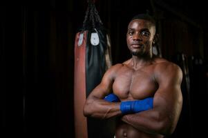 portrait de étranger boxeurs contre muay thaïlandais, est une thaïlandais martial art de en utilisant armes de le corps tel comme poings, pieds, genoux, coudes. photo