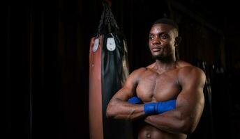 portrait de étranger boxeurs contre muay thaïlandais, est une thaïlandais martial art de en utilisant armes de le corps tel comme poings, pieds, genoux, coudes. photo