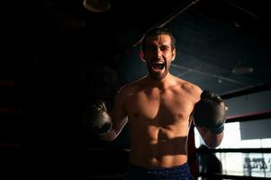 lorsque est le gagnant doit crier et crier en dehors bruyant à être satisfait, muay thaïlandais, thaïlandais martial arts. photo