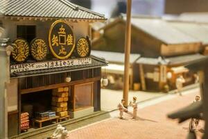 Japonais ancien magasin dans miniature des modèles de Années 1800 ancien village et Japonais gens dans du quotidien la vie pendant le âge de Osaka. photo