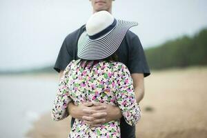 romantique Jeune couple dans l'amour sur le plage photo