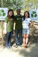 jennifer pierre Justin Martin et olesya règle en arrivant à le vert Hollywood arbre plantation à peuples des arbres quartier général dans eau froide canyon parc dans los angeles Californie sur avril 16 20092009 photo