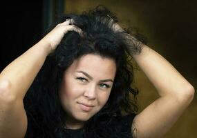 septembre 04, 2021. Biélorussie, Gomel, Publique événement.portrait de une âge moyen femme avec noir frisé cheveux. photo