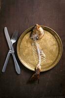 poisson squelette dans assiette photo