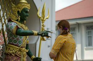 Bangkok, Thaïlande - avril 22, 2023 faire une souhait devaraj neramit ou thep tanjai statue, lewarat kunchorn Worawihan temple photo