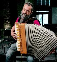 cervelle, Ravenne province, Italie avril 14, 2023. simone zanchinis est un accordéon joueur. italien, compositeur et établi concert pianiste à le international niveau. photo