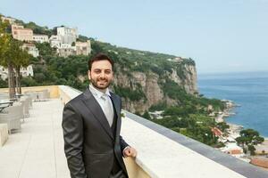 Jeune italien jeune marié avant mariage dans Sorrento péninsule. photo