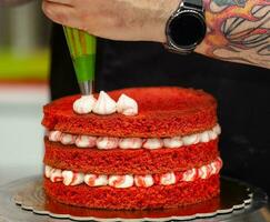 rouge velours gâteau préparation. photo
