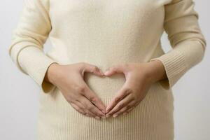 un obésité en utilisant mesure ruban à spectacle le réel taille. joufflu graisse femme en utilisant mesure ruban à ventre. réel Taille femme après donné naissance à bébé, réel peau avec les rides et cicatrices. photo