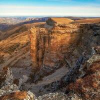 incroyable vue de Bermamyt plateau rochers sur ensoleillé journée. Caucase montagnes sur le bord de une falaise dans le distance. atmosphérique paysage avec silhouettes de montagnes. karatchay-cherkessie, Russie. photo