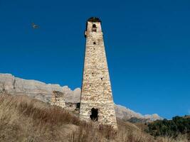 ancien bataille la tour de ingouchie. le médiéval bataille complexe pyaling est ensemble sur le Haut de le gamme. situé dans le dzheyrakh région. Russie. photo