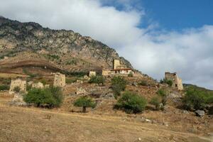 médiéval la tour complexe egique, un de le authentique médiéval de type château la tour villages, situé sur le extrémité de le Montagne intervalle dans ingouchie, Russie. photo