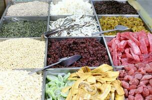 Oriental bonbons et des sucreries sont vendu à une bazar dans Israël. photo