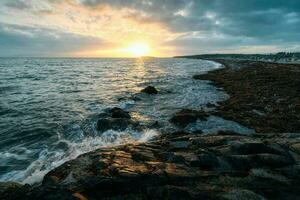 magnifique côtier le coucher du soleil paysage marin paysage de rocheux côte à sauvage atlantique façon dans barne, Galway, Irlande photo