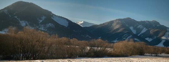 neige sur le montagne, printemps photo de Liptov, slovaquie, 05.04.2023