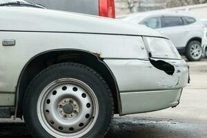 vieux rouillé et poussiéreux voiture garé dans le rue.. photo