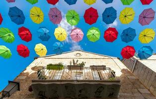 Jérusalem, Israël, nahalat shiva touristique promenade et coloré parapluie rue de vieux ville photo