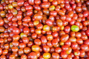 pile de tomate solanum lycopersicum pour vente à marché ,fermer rouge tomates Contexte photo