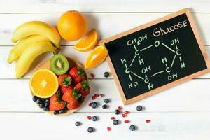 glucose molécule sur tableau noir avec mixte Frais des fruits salade photo