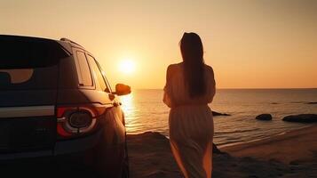 battement de jeunesse Dame voyageur avoir une charge en dehors de le le coucher du soleil à le océan dans apparaître abhorrer vers de le réalité cette permanent un autre à le auto. Créatif Ressource, ai généré photo