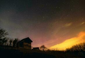 magnifique nuit scène avec stary ciel et vigne maison à klénice, Croatie, comté hrvatsko zagorje photo