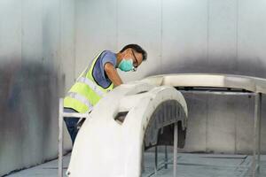 Sénior mécanicien homme La peinture voiture dans chambre, technicien vérification le qualité de le peinture, garage La peinture voiture un service réparation et entretien photo