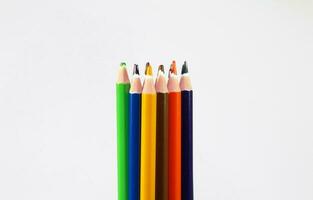 Couleur des crayons isolé sur blanc Contexte proche en haut magnifique Couleur crayons.couleur des crayons pour dessin. photo