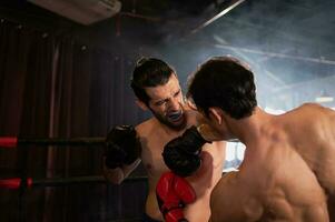 perforation est un de le Maître techniques de muay thaïlandais cette est utilisé à donner un coup et ascenseur à prévenir coups de pied. lequel boxeurs sont populairement utilisé comme armes, muay thaï, thaï martial arts. photo