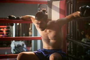 boxeurs volonté aussi avoir une Pause entre combats. dans commande pour le corps à se détendre et le entraîneur volonté recommander le suivant rond de combats, muay thaïlandais, thaïlandais martial arts. photo