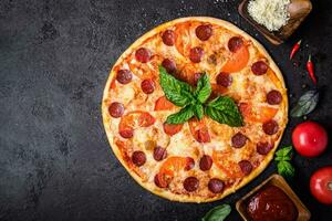 Pizza pereroni et Ingrédients sur noir Contexte photo