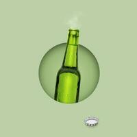 vert bouteille de Frais Bière avec gouttes de la condensation bouteille est découvert sur pastel vert Contexte photo