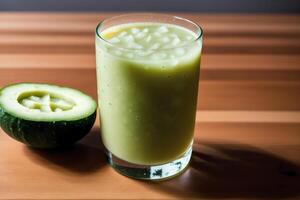 concombre smoothie dans une verre sur une noir Contexte. vert smoothie avec citron vert et menthe. en bonne santé nourriture concept. génératif ai photo