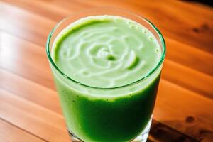 concombre smoothie dans une verre sur une noir Contexte. vert smoothie avec citron vert et menthe. en bonne santé nourriture concept. génératif ai photo