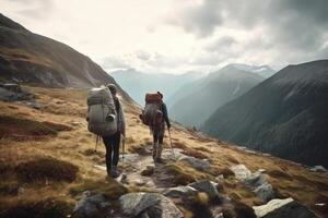 les voyageurs avec sacs à dos randonnée dans montagnes. génératif ai photo