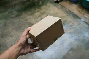 Vide marron papier carton photo avec main