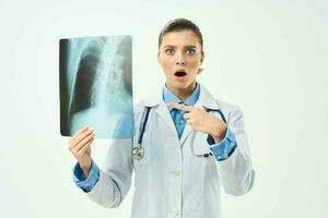 femelle médecin blanc manteau radiographie santé hôpital photo