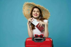 femme avec chapeau rouge valise vacances vol aéroport bleu Contexte photo