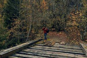 femme touristique des croix le pont plus de le rivière Voyage dans l'automne photo