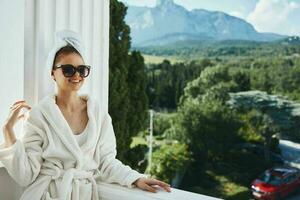 portrait femme posant contre le toile de fond de montagnes sur le balcon architecture relaxation concept photo