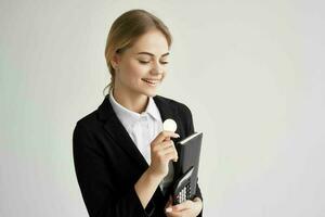 de bonne humeur femme avec les documents dans le mains de finances lumière Contexte photo