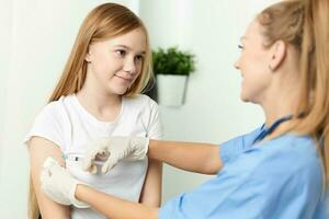 médecin donnant une vaccin à une fille santé photo