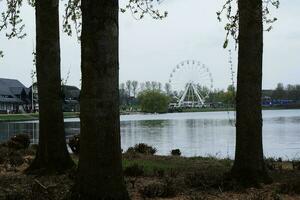 faible angle vue de volonté Lac parc avec local et touristique Publique profiter le beauté de Lac et parc par en marchant autour avec leur des familles. métrage a été capturé sur 09-avril-2023 à Milton Keynes Royaume-Uni photo