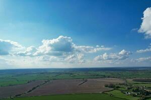 aérien vue de Britanique campagne et parapentes tandis que elles ou ils sont en volant haute dans le ciel. drone caméra images. photo